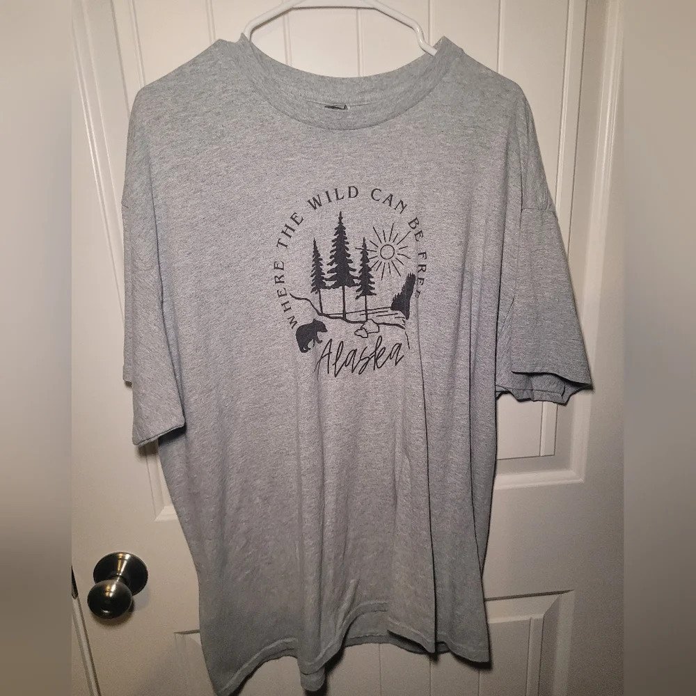 Graphic tee size XL 90% cotton 10% polyester